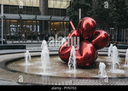 New York - 31. Mai 2018: Red Balloon Flower von Jeff Koons bei 7 World Trade Center, New York, von wo aus die Twin Towers standen. Die Blume ist ein Stockfoto