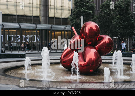 New York - 31. Mai 2018: Red Balloon Flower von Jeff Koons bei 7 World Trade Center, New York, von wo aus die Twin Towers standen. Die Blume ist ein Stockfoto