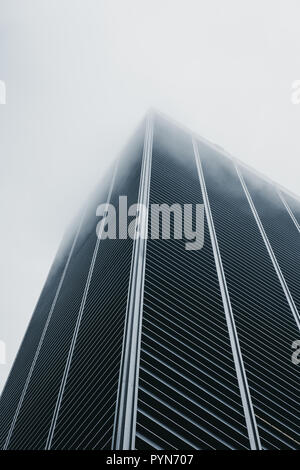 New York, USA - Juni 1, 2018: Wolkenkratzer im Nebel in New York, USA verschwinden. New York ist eine der meist besuchten Städte in der Welt. Stockfoto