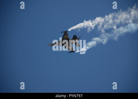 Die türkische Luftwaffe F-16C Fighting Falcon solo Display Team, SoloTurk über Istanbul, IGA neue Flughafen während der Teknofest Technologie und Aviat Stockfoto