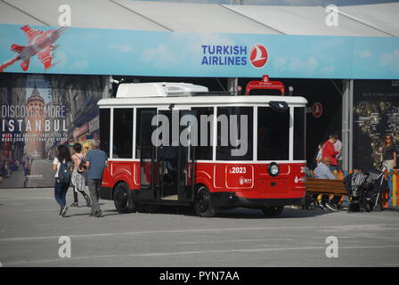 Nostalgische Bus der IETT in Istanbul, IGA neue Flughafen während der Teknofest Technologie und Luftfahrt Messe am 20. September 2018. Stockfoto