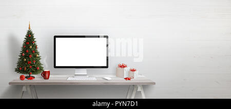 Computer mit isolierten weißen, leeren Bildschirm für Mockup auf dem Schreibtisch mit Freiraum für Text neben. Weihnachten Grußkarte. Stockfoto