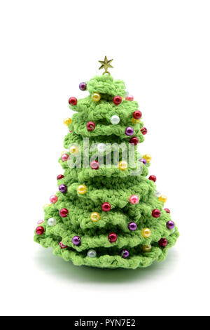 Häkeln Weihnachtsbaum mit Perlen auf weißem Hintergrund isoliert. Stockfoto