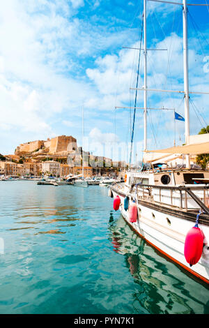 Ein Blick über die mediterranen Meer im Hafen von Bonifacio, Korsika, Frankreich, mit seinen berühmten Zitadelle im Hintergrund auf einem Vorgebirge Stockfoto