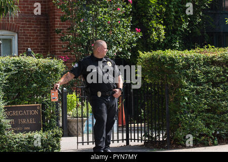 Charlottesville, Virginia USA August 12, 2017 City Polizei Wache in Beth Israel Tempel während UTR Rallye stehen in Solidarität zur Unterstützung der Rob zu stehen Stockfoto