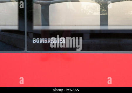 Bombardier Logo auf einer Straßenbahn an der Tramhaltestelle in Fulpmes, ein Dorf und eine Gemeinde im Stubaital, Tirol, Österreich. Stockfoto