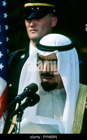 Der Emir von Kuwait Scheich Jabir al-Sabah nimmt Fragen von Reportern auf den South Lawn Einfahrt nach seinem Treffen mit Präsident George H.W. Bush während seines Besuchs im Weißen Haus in Washington DC. September 28, 1990. Foto von Mark Reinstein/MediaPunch Stockfoto