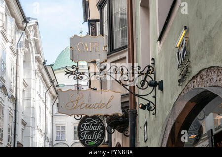 Kaffee und Strudel Shop anmelden Hofgasse Straße Innsbruck, Österreich Stockfoto