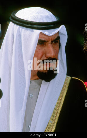 Der Emir von Kuwait Scheich Jabir al-Sabah nimmt Fragen von Reportern auf den South Lawn Einfahrt nach seinem Treffen mit Präsident George H.W. Bush während seines Besuchs im Weißen Haus in Washington DC. September 28, 1990. Foto von Mark Reinstein/MediaPunch Stockfoto