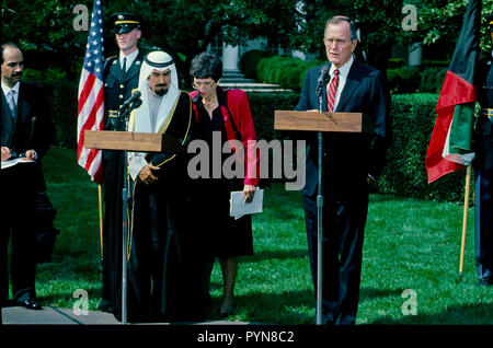 Der Emir von Kuwait Scheich Jabir al-Sabah steht neben Präsident George H.W. Bush, wie sie Fragen von Reportern auf den South Lawn Einfahrt nach ihrer Sitzung im Oval Office des Weißen Hauses in Washington DC. September 28, 1990. Foto von Mark Reinstein/MediaPunch Stockfoto