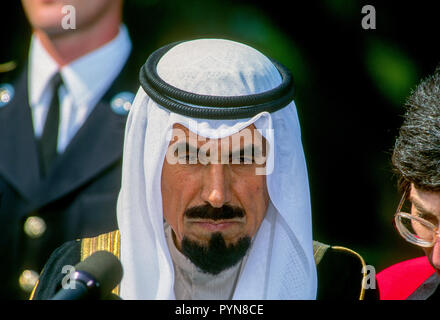 Der Emir von Kuwait Scheich Jaber al-Sabah nimmt Fragen von Reportern auf den South Lawn Einfahrt nach seinem Treffen mit Präsident George H.W. Bush während seines Besuchs im Weißen Haus in Washington DC. September 28, 1990. Foto von Mark Reinstein/MediaPunch Stockfoto