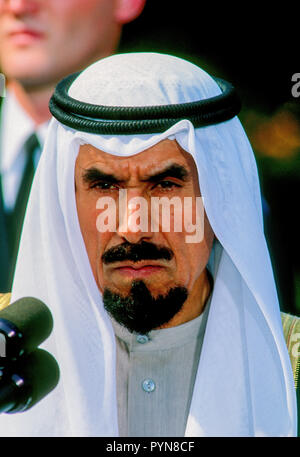 Der Emir von Kuwait Scheich Jaber al-Sabah nimmt Fragen von Reportern auf den South Lawn Einfahrt nach seinem Treffen mit Präsident George H.W. Bush während seines Besuchs im Weißen Haus in Washington DC. September 28, 1990. Foto von Mark Reinstein/MediaPunch Stockfoto