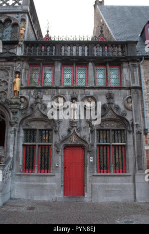 Die Basilika des Heiligen Blutes in Brügge, Belgien. Gotische Fassade mit goldenen Statuen und schönen Verzierungen. Westflandern, Europa Stockfoto