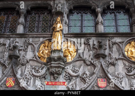 Die Basilika des Heiligen Blutes in Brügge, Belgien. Gotische Fassade mit goldenen Statuen und schönen Verzierungen. Westflandern, Europa Stockfoto