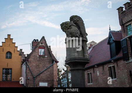 Die berühmten Löwen der Huidenvettersplein Square in Brügge, Westflandern, Belgien, Europa. Unesco Weltkulturerbe. Flämische Symbole. Stockfoto