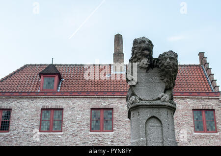 Die berühmten Löwen der Huidenvettersplein Square in Brügge, Westflandern, Belgien, Europa. Unesco Weltkulturerbe. Flämische Symbole. Stockfoto