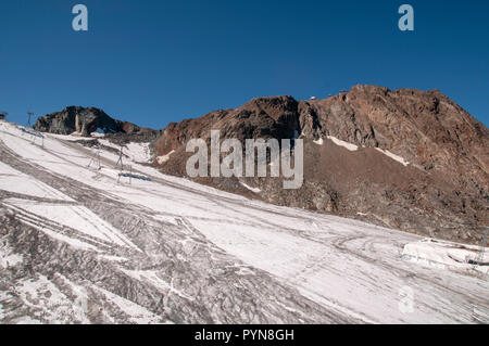 Der Stubaier Wildspitze ist ein 3.341 Meter hoher Berg in den Stubaier Alpen in Tirol. Nordöstlich des Gipfels liegen zwei Gletscher, Th Stockfoto