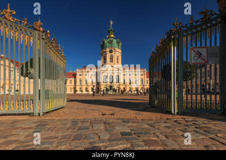 Das Charlottenburger Schloss oder Palast in Berlin am blauen Himmel Stockfoto