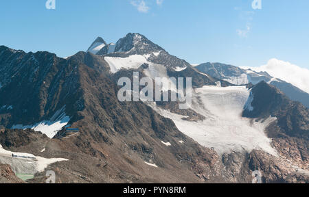 Der Stubaier Wildspitze ist ein 3.341 Meter hoher Berg in den Stubaier Alpen in Tirol. Nordöstlich des Gipfels liegen zwei Gletscher, Th Stockfoto