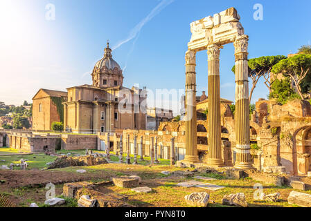 Ruinen der Caesar Forum und der Tempel der Venus Genetrix, in Rom, Italien Stockfoto