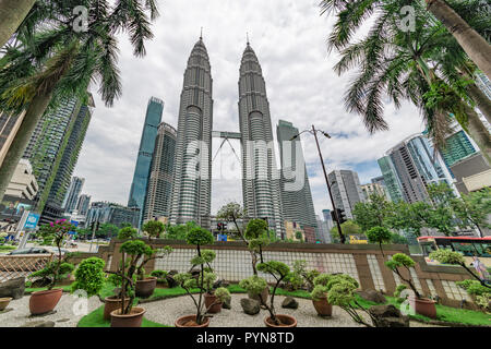 KUALA LUMPUR, 2. August 2018 - Blick auf die Twin Tower, Petronas Tower hinter einem Zen-garten in Malaysia Stockfoto