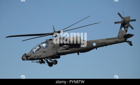 Apache AH-64 Hubschrauber schwebt über der Airshow Stockfoto