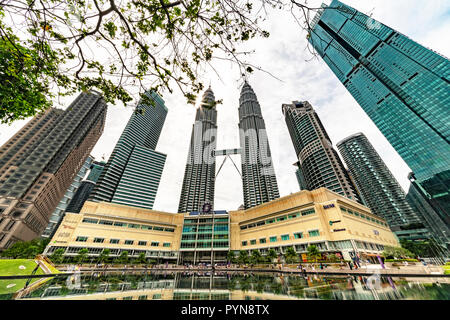 KUALA LUMPUR, 2. August 2018 - Blick auf die Twin Tower, Petronas Tower hinter einem Zen-garten in Malaysia Stockfoto