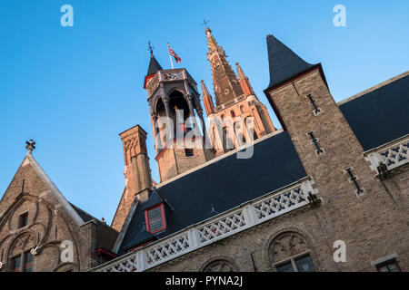 Kirche Unserer Lieben Frau Brügge, mit Turm gebadet im frühen Morgenlicht, ein Meilenstein in der mittelalterlichen Stadt Brügge (Brügge), Belgien. Stockfoto