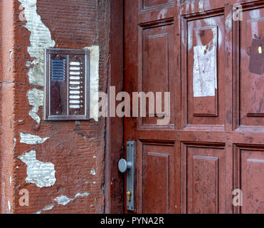 Die alte Tür des Hauses. Gegensprechanlage an der alten Stadtmauer. Stockfoto