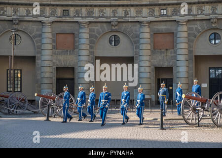 Schutzvorrichtungen in den zeremoniellen einheitliche durchführen, den Wachwechsel Zeremonie, Royal Palace, Gamla Stan, Stockholm, Schweden. Stockfoto