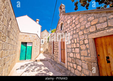 Alte steinerne Gasse und Kapelle in Cavtat, Stadt im Süden von Dalmatien, Kroatien Stockfoto