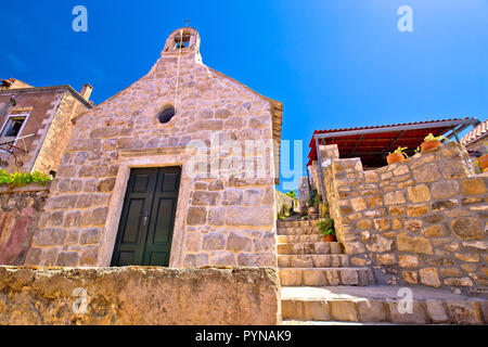 Alte steinerne Gasse und Kapelle in Cavtat, Stadt im Süden von Dalmatien, Kroatien Stockfoto