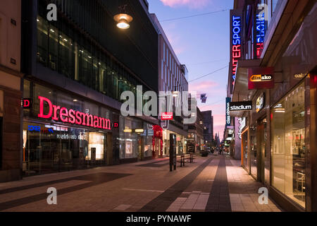 Moderne Geschäfte auf der Straße Drottninggatan bei Sonnenaufgang, Norrmalm, Stockholm, Schweden. Stockfoto