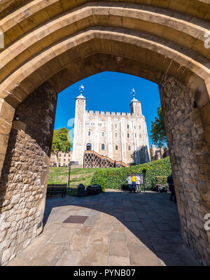 Tor zum Innersten Bezirk, mit White Tower, Tower of London, London, England, UK, GB.
