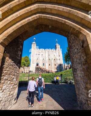 Touristen wandern, Tor zum Innersten Bezirk, mit White Tower, Tower of London, London, England, UK, GB.