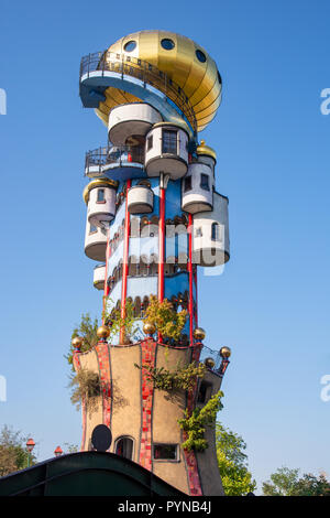ABENSBERG, Deutschland - 20. SEPTEMBER: Die Kuchlbauer Turm, gestaltet von Friedensreich Hundertwasser in Abensberg, Deutschland Am 20. September 2108. Foto genommen Stockfoto