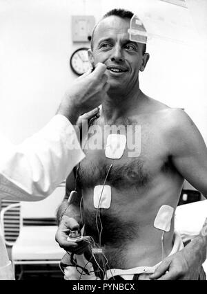 Astronauten Alan Shepard, erlebte Körperliche Untersuchung vor der ersten bemannten suborbitalen Flug, HERR-3 mit Freiheit 7 Kapsel. Stockfoto