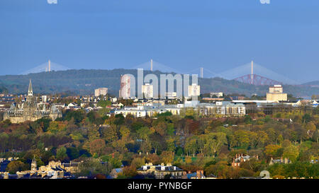 Auf dem Calton Hill Edinburgh im Oktober 2018, Panoramaaussicht von Edinburgh mit der Forth Road Bridge als Hintergrund fotografiert. Stockfoto