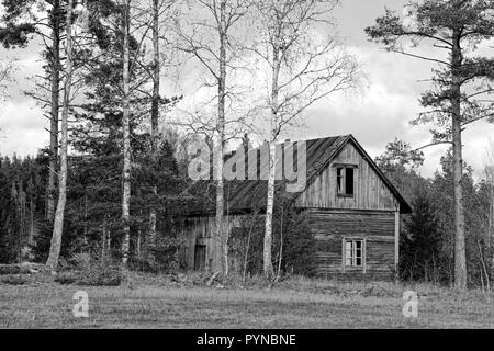 Alte Holz- Haus im Land an einem Tag im Herbst, Schwarz und Weiß. Stockfoto