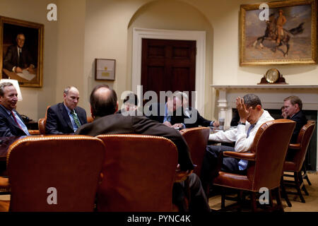 Us-Präsident Barack Obama trifft sich mit Senior advisors im Roosevelt Raum. 2/16/09. Stockfoto