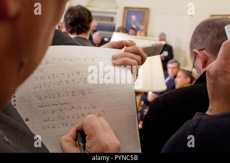 Ein Reporter macht sich Notizen während Präsident Barack Obama und Premierminister Gordon Brown aus dem Vereinigten Königreich vor der Presse im Oval Office 3/3/09 sprechen. Stockfoto