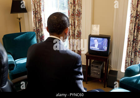 Präsident Obama Uhren Pressesprecher Robert Gibbs' ersten Briefing zum Fernsehen, in seiner Studie aus dem Oval Office 1/22/09. Stockfoto