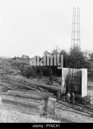 Dr. Robert H.'s Goddard Turm und Schutz an die Armee Artillerie Bereich im Camp Devens, in Ayer, Massachusetts im Winter 1929-1930. Goddard Ursprünglich fing an, Raketen auf dem Bauernhof seiner Tante in Auburn, Massachusetts, bis die lokale Polizei, Feuerwehr und Bürger beteiligt wurden über den Lärm und die Bedrohung der Öffentlichkeit die Raketen erstellt. Stockfoto