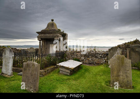 Wolken über dem Friedhof an der Pfarrkirche St. Maria, die Jungfrau auf die Gezeiten Insel der heiligen Insel von Lindisfarne England Großbritannien Stockfoto