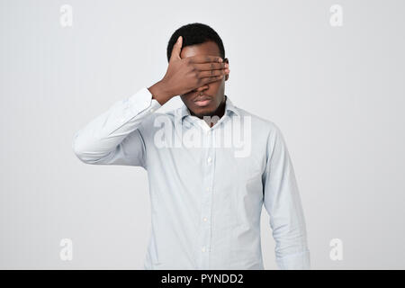 Oung afrikanischen Mann im weißen Hemd, die Augen Stockfoto