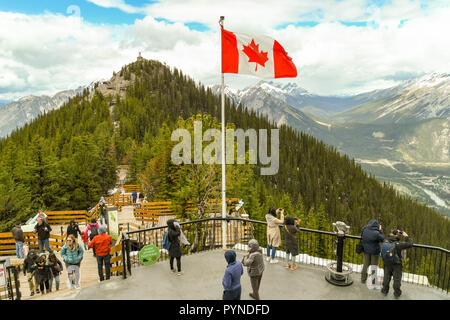 BANFF, AB, Kanada - Juni 2018: Besucher auf dem Aussichtspunkt auf dem Gipfel des Sulphur Mountain im Banff. Stockfoto