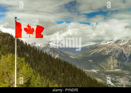 BANFF, AB, Kanada - Juni 2018: Flagge von Kanada, die Maple Leaf, Fliegen auf den Aussichtspunkt auf dem Gipfel des Sulphur Mountain im Banff. Stockfoto