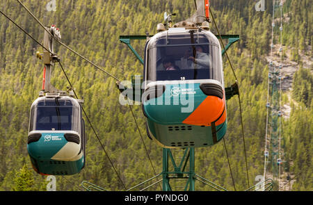 BANFF, AB, Kanada - Juni 2018: Seilbahn gondeln Reisen nach oben und unten Sulphur Mountain im Banff. Stockfoto