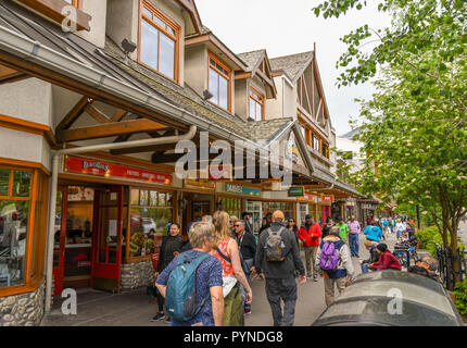 BANFF, AB, Kanada - Juni 2018: Touristen schlendern Vergangenheit Geschäfte im Zentrum von Banff. Stockfoto