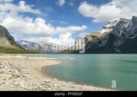 BANFF, AB, Kanada - Juni 2018: Malerische Aussicht auf Lake Minnewanka in der Nähe von Banff. Stockfoto